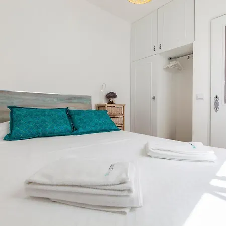 B48 - Olive Tree Street 2 Bed * Lagos