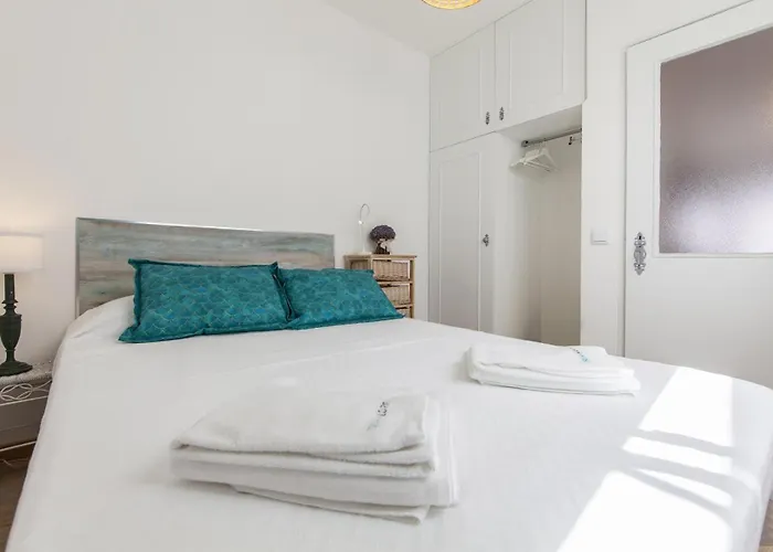 B48 - Olive Tree Street 2 Bed * 라고스