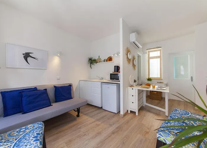 B48 - Olive Tree Street 2 Bed Apartment *