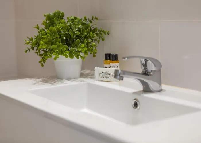 B48 - Olive Tree Street 2 Bed Apartment *